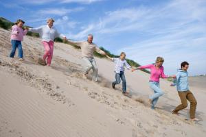 Gallery image of 4 Berth Caravan For Hire At Sunkist Holiday Park Near Skegness Ref 42084S in Anderby