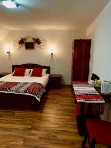 1 dormitorio con 1 cama y vestidor en Casa Aurelia, en Chişcău