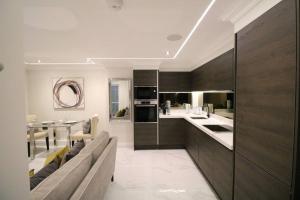 a kitchen with a couch and a dining room at Jubilee apartment, Winchester in Winchester