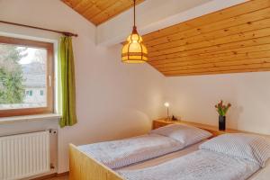 two beds in a room with a window at Ruhige Ferienwohnungen in Partenkirchen 1 in Garmisch-Partenkirchen
