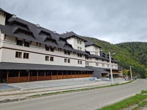 un gran edificio al lado de una carretera en Apartman "PUZZLE" Bela Reka, Brzeće en Brzeće