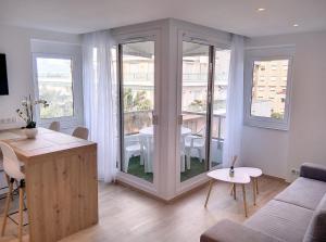 salon z kanapą i stołem w obiekcie Résidence Graziella Appartement 621 w mieście Juan-les-Pins