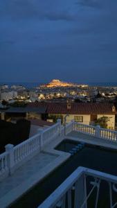 una vista sulla città da un balcone di notte di MARINA VILLAGE Peñíscola a Peñíscola