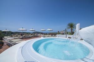 una piscina con una fuente de agua en Hotel Villa Sirena - Thermae & SPA, en Isquia