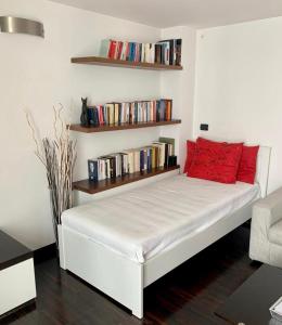 un letto bianco con cuscini rossi in una stanza di Top House Murat con idromassaggio a Bari