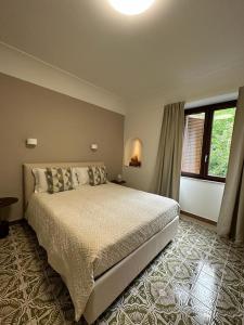 een slaapkamer met een groot bed en een raam bij Maera B&B Ravello in Ravello