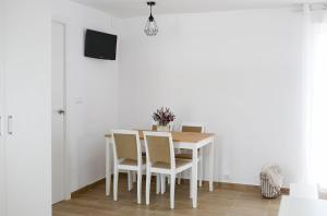 TV a/nebo společenská místnost v ubytování Bungalow con encanto y vistas al mar