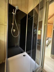 um chuveiro com uma caixa de vidro na casa de banho em Camping rural la Masia em Cocentaina