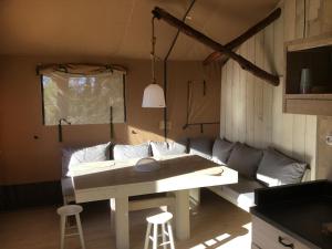 uma sala de estar com um sofá e uma mesa em Camping rural la Masia em Cocentaina