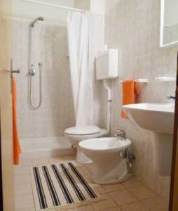 Ett badrum på Jesolo Pineta - Appartamento Due Camere Matrimoniali Fronte Mare