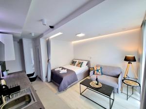 ein Wohnzimmer mit einem Bett und einer Couch in der Unterkunft Baltic Soul Villa Międzyzdroje in Misdroy