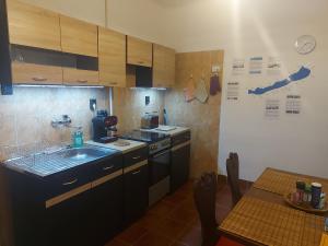 Cucina o angolo cottura di Sétány Apartmanház Fonyód