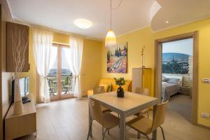 TV a/nebo společenská místnost v ubytování Holiday Residence Belohorizonte