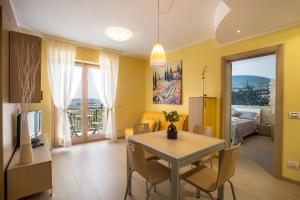 ein Esszimmer und ein Wohnzimmer mit einem Tisch und Stühlen in der Unterkunft Holiday Residence Belohorizonte in Macerata