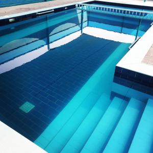 an overhead view of a swimming pool at afnan farm in Al Ḩamrānīyah