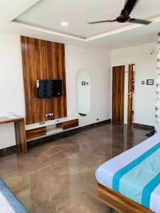 TV a/nebo společenská místnost v ubytování Hotel Staywell,Pithampur