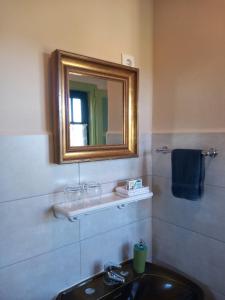 a bathroom with a sink and a mirror at O Ninho do Rei in Vila de Rei