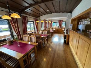 Restaurace v ubytování Hotel Gundl Alm + 36 fotografií