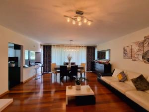Televisyen dan/atau pusat hiburan di Exclusive Large Apartment in Funchal With Panoramic Sea, City and Mountain Views