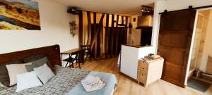 1 dormitorio con 1 cama y 1 mesa en una habitación en Appartement du pont St Etienne, en Limoges