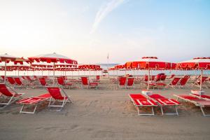- un groupe de chaises et de tables sur une plage dans l'établissement Savona Sant'antonio Mare Clima WiFi, à Savone