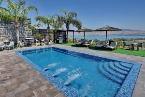 Bazén v ubytování Tchelet and Bazelet nebo v jeho okolí