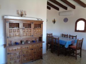 d'une salle à manger avec une table et une armoire en bois. dans l'établissement Apartamento Marco, à Benissa