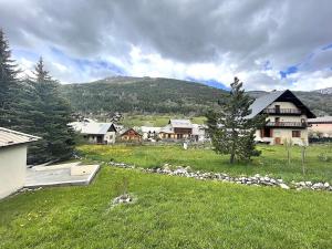 grupa domów na polu z górą w obiekcie Studio Montagne 4 Pers. près Pistes et Commerces - La Salle les Alpes - FR-1-330F-204 w mieście La Salle-les-Alpes