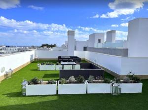 un jardin sur le toit d'un immeuble dans l'établissement Nueva andalucia, apartment for rent, à Marbella