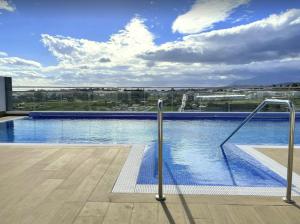 een zwembad bovenop een gebouw bij Nueva andalucia, apartment for rent in Marbella