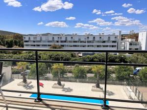balkon z widokiem na budynek w obiekcie Charmant T2 climatisé avec grande terrasse, piscine et parking privatif, proche plage et commerces. - FR-1-251-441 w mieście Le Lavandou