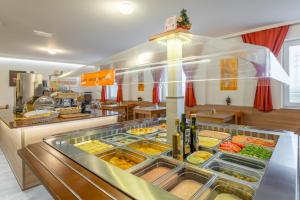 a buffet in a restaurant with a lot of food at OEKOTEL Treffpunkt Föhrenhain in Föhrenhain