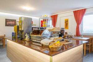 a kitchen with a counter with food on it at OEKOTEL Treffpunkt Föhrenhain in Föhrenhain