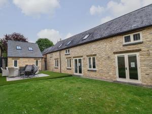 an external view of a house with a lawn at Malt Barn in Burford