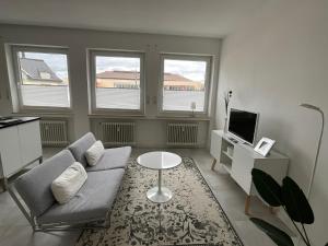een woonkamer met een bank en een tafel bij City Loft in Freudenstadt