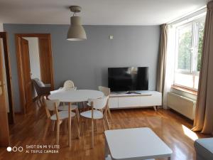 TV a/nebo společenská místnost v ubytování Luminoso y acogedor apartamento en la playa