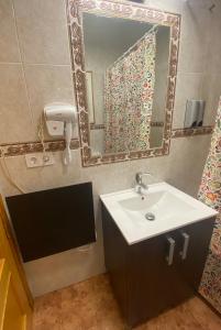 bagno con lavandino e specchio di COSTASOL CORDOBA - Apartamento moderno - céntrico a Cordoba