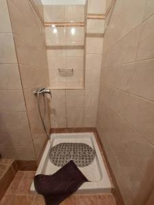 y baño con ducha y bañera en blanco y negro. en ΚΟΡΩΝΙΔΑ, en Ligourio