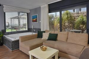 Posezení v ubytování Tchelet and Bazelet + 37 fotografií