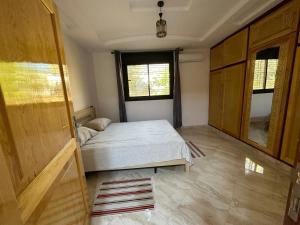 um pequeno quarto com uma cama e uma janela em دار ضيافة em Berkane