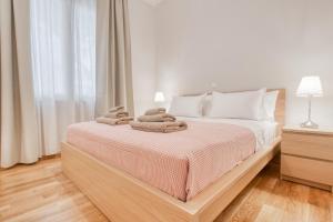 um quarto com uma cama com toalhas em Modern 2-bedroom apt, 200m from the Acropolis em Atenas