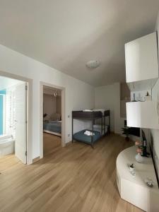 een witte kamer met een kamer met 2 stapelbedden bij Home Fiori d’Angelo in Agropoli