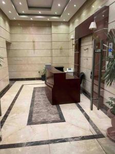 een lobby met een bureau in een gebouw bij Jood Residences Apartment in Caïro