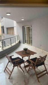 eine Terrasse mit einem Tisch und Stühlen auf dem Balkon in der Unterkunft Jood Residences Apartment in Kairo