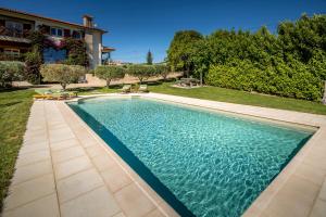 a swimming pool in the backyard of a house at La Rosière in Peso da Régua