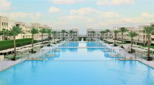 uma imagem de uma piscina num resort em Jaz Aquaviva em Hurghada