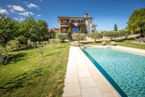 eine Villa mit einem Pool und einem Haus in der Unterkunft La Rosière in Peso da Régua