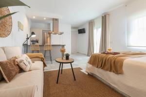 塞維利亞的住宿－Avanti Alameda Sky Terrace, DISFRUTALO，酒店客房,配有床和沙发