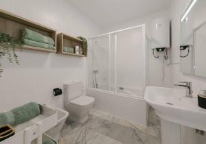 ein weißes Bad mit einem WC und einem Waschbecken in der Unterkunft Avanti Alameda Sky Terrace, DISFRUTALO in Sevilla