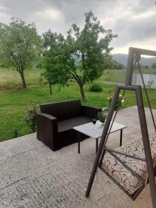 um sofá e uma mesa de centro num pátio em Holiday home Filip i Petra em Donji Proložac